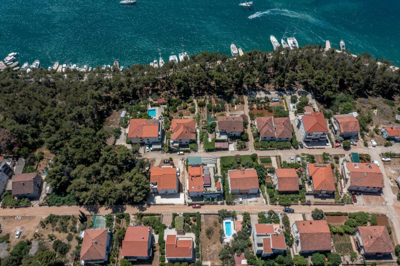 Willa House Oliva With Private Pool And Large Garden Stari Grad  Zewnętrze zdjęcie